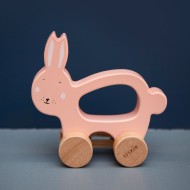 Trixie® Lesena igrača na kolesih Mrs. Rabbit